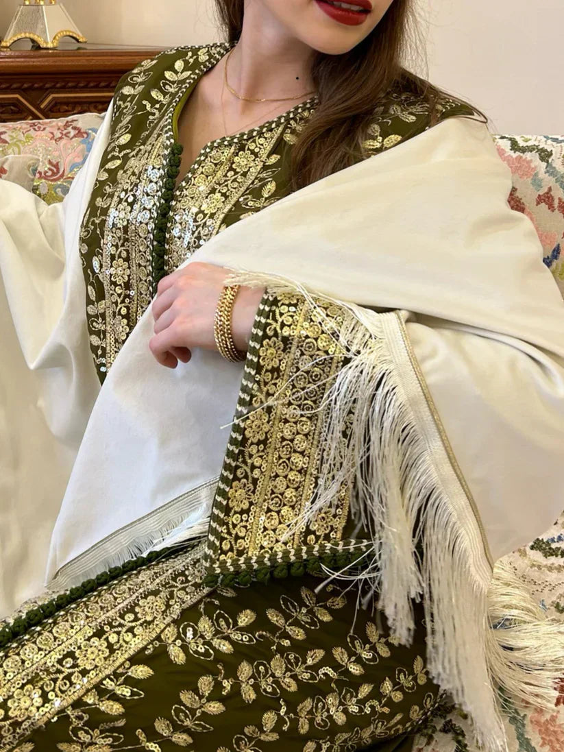 ✨ Off-White Simple Shawl – Pure Elegance ✨