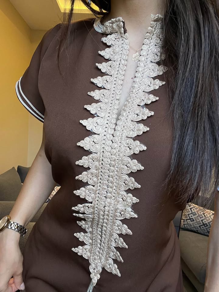 ✨ Natural Elegance – Princess El Kahina Embroidered Chocolate Brown Kaftan