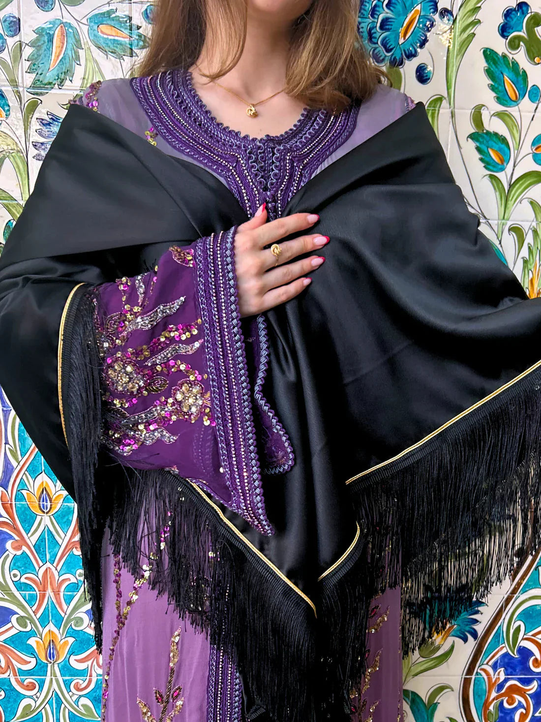 🌟 Black Shawl Golden Elegance – Refinement and Timelessness 🌟
