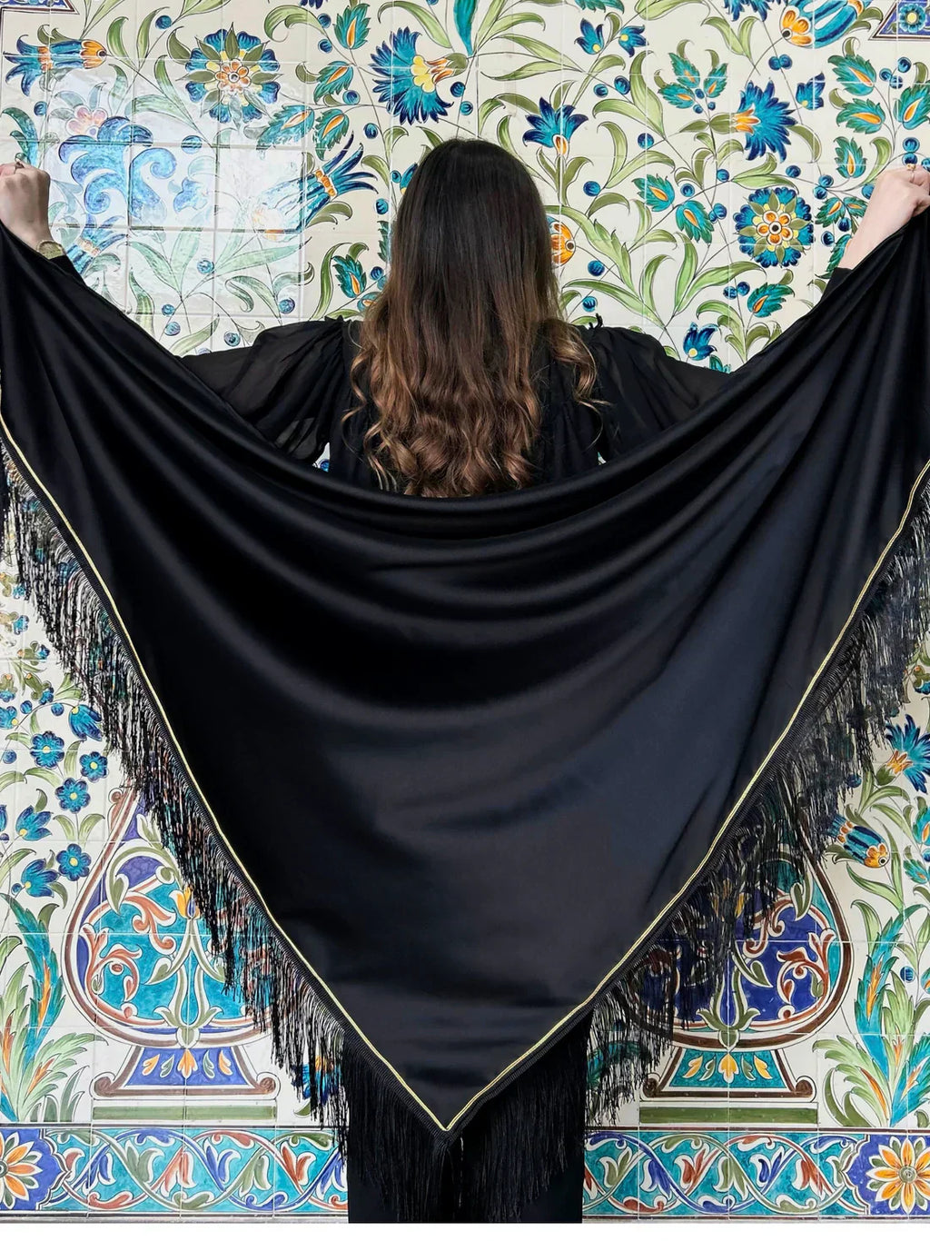 🌟 Black Shawl Golden Elegance – Refinement and Timelessness 🌟