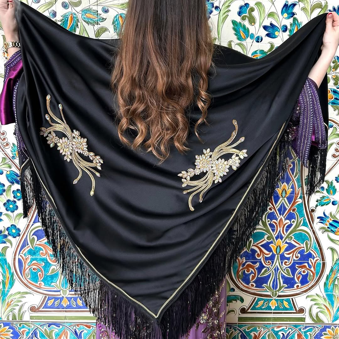 Imperial Black Shawl – Understated Elegance & Majestic Allure